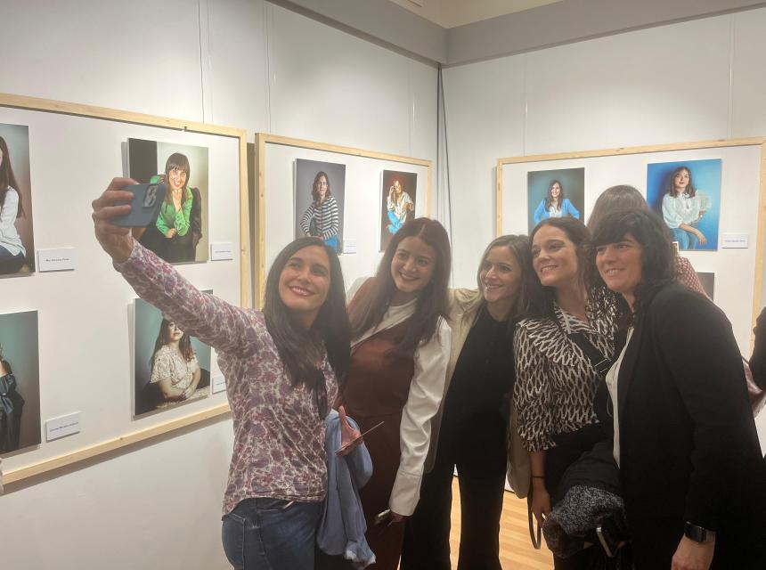 selfie en la exposición